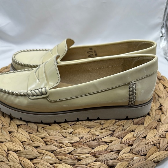 GEOX Made in Morocco Elegant Cream ItalianPatient Leather Loafers for Women - Picture 6 of 11